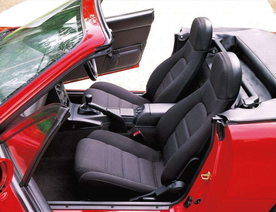 Интерьер Eunos Roadster (NA6CE) 1989 года  (фото 9 из 13)